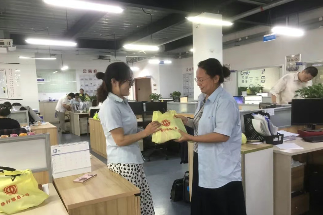 楊行鎮(zhèn)總工會(huì)到華謹(jǐn)集團(tuán)送清涼，帶來(lái)“娘家人”關(guān)懷